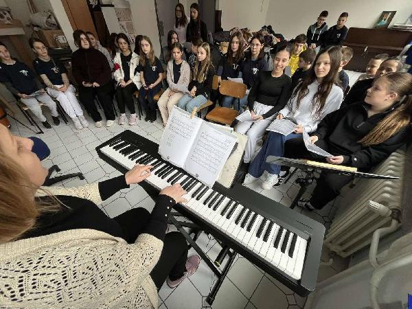 UZ MUZIKU JE SVE LJEPŠE